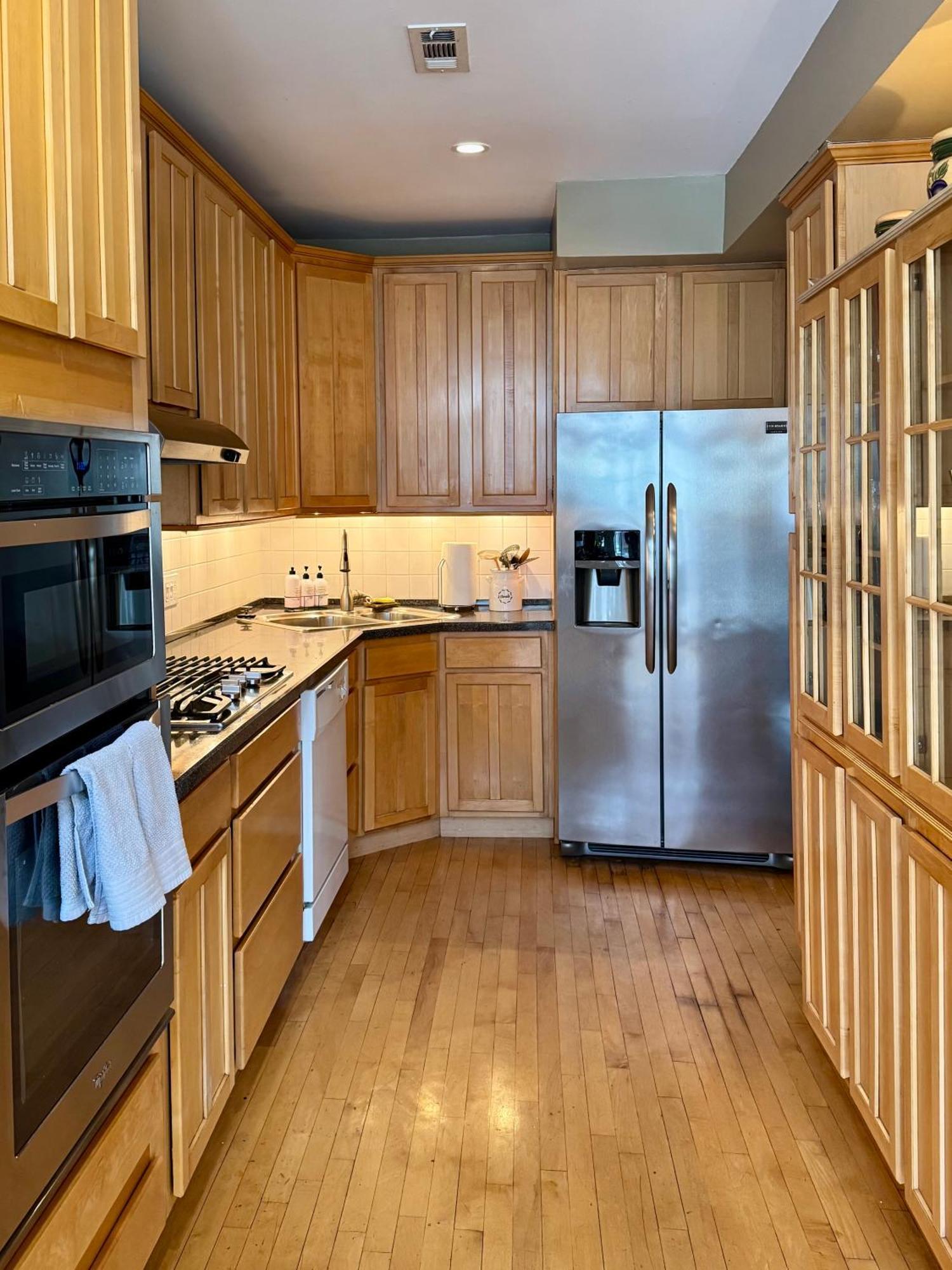 3 Bedroom Spacious Home In Ideal Location W Free Parking Back Yard Pets Welcome Chicago Ngoại thất bức ảnh