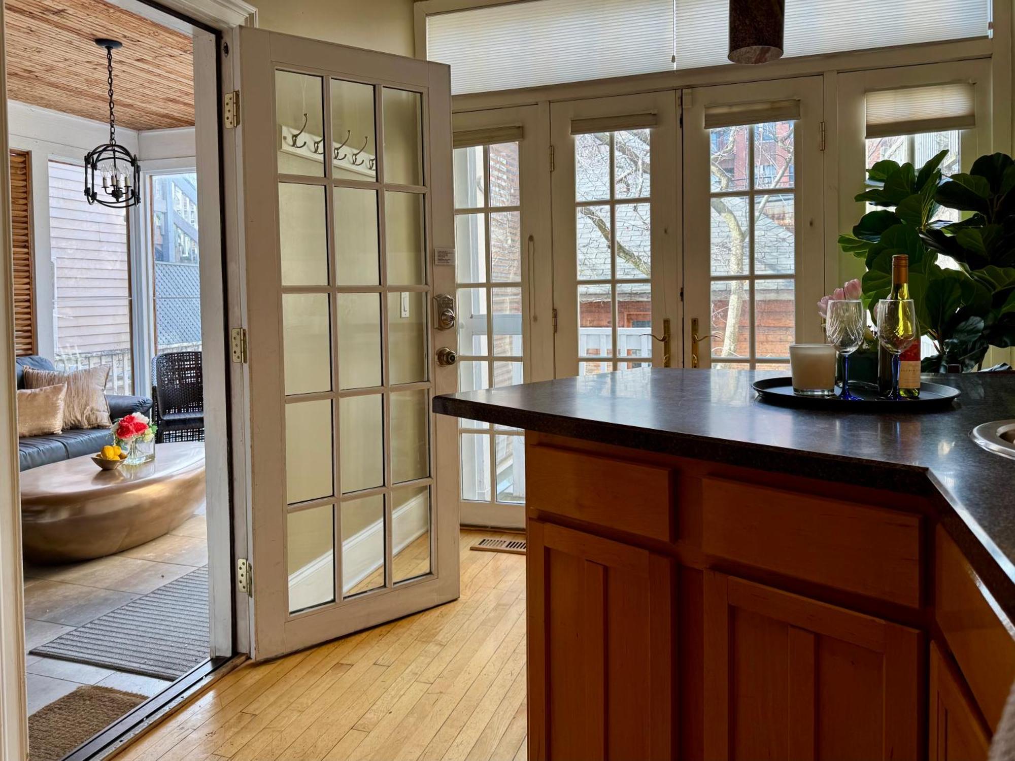 3 Bedroom Spacious Home In Ideal Location W Free Parking Back Yard Pets Welcome Chicago Ngoại thất bức ảnh